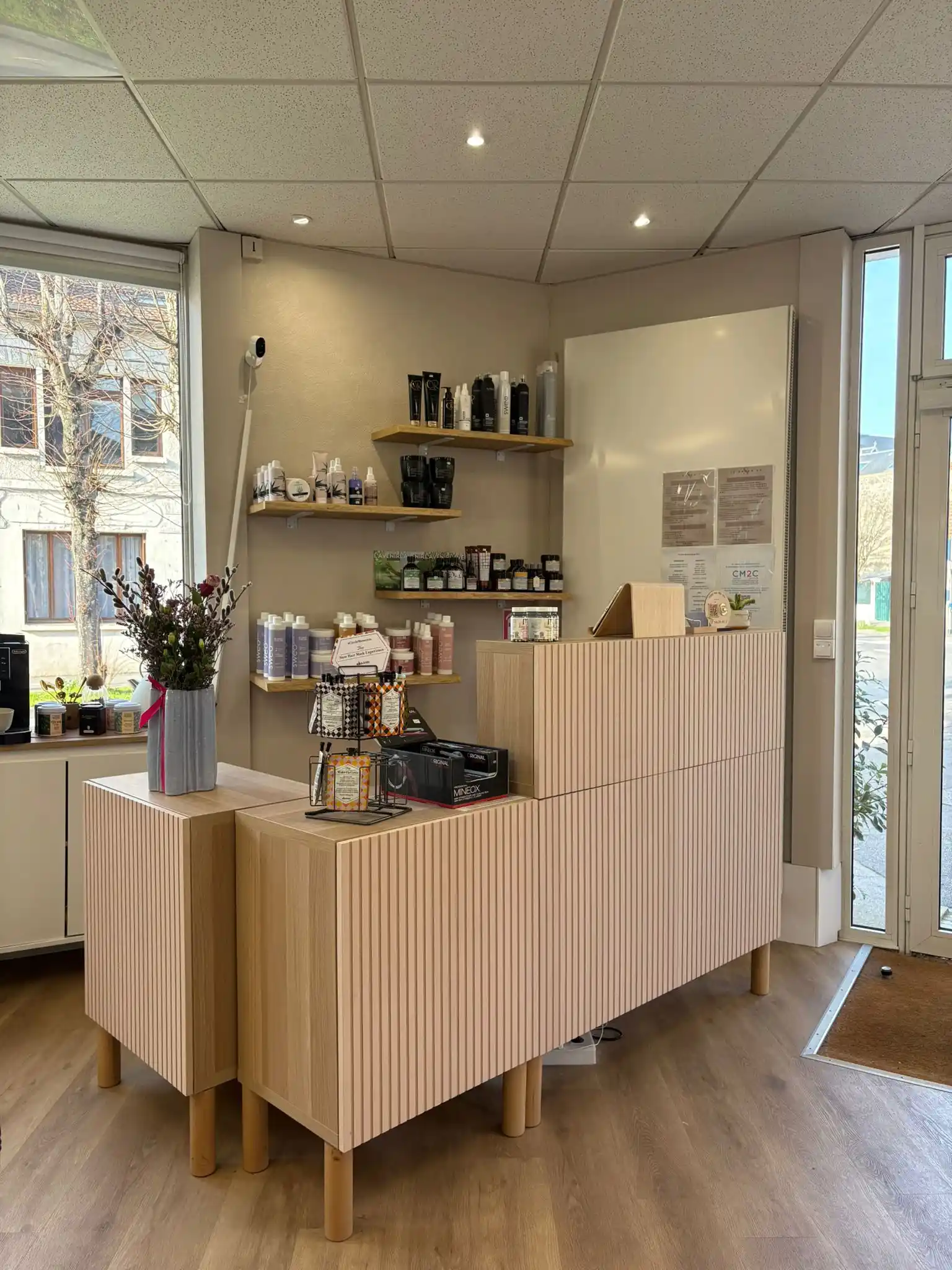 Accueil salon comptoir bois produits capillaires