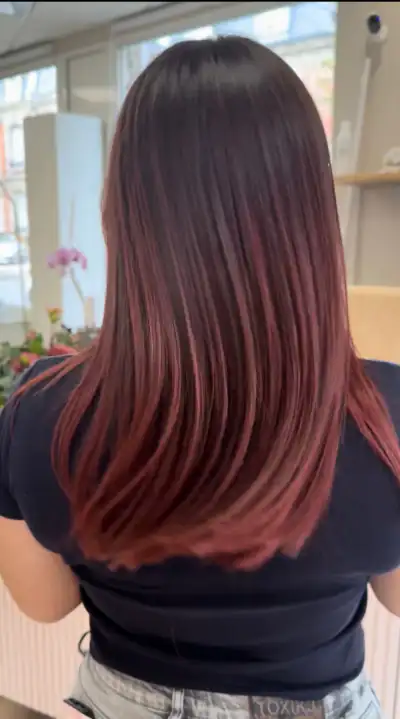 Balayage bordeaux cerise cheveux longs lisses