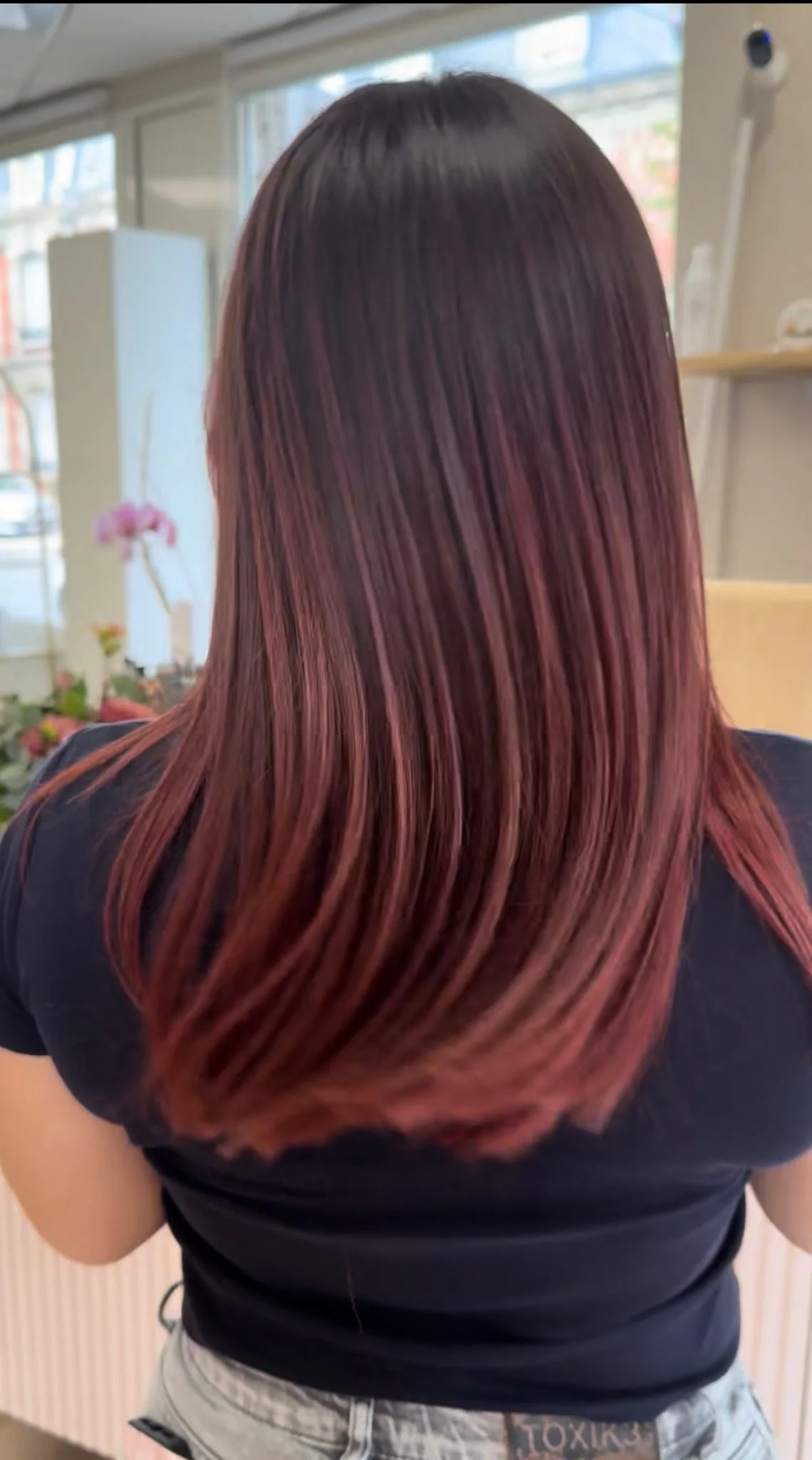 Balayage bordeaux cerise cheveux longs lisses