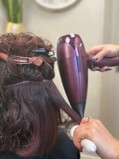 Brushing séché cheveux bruns