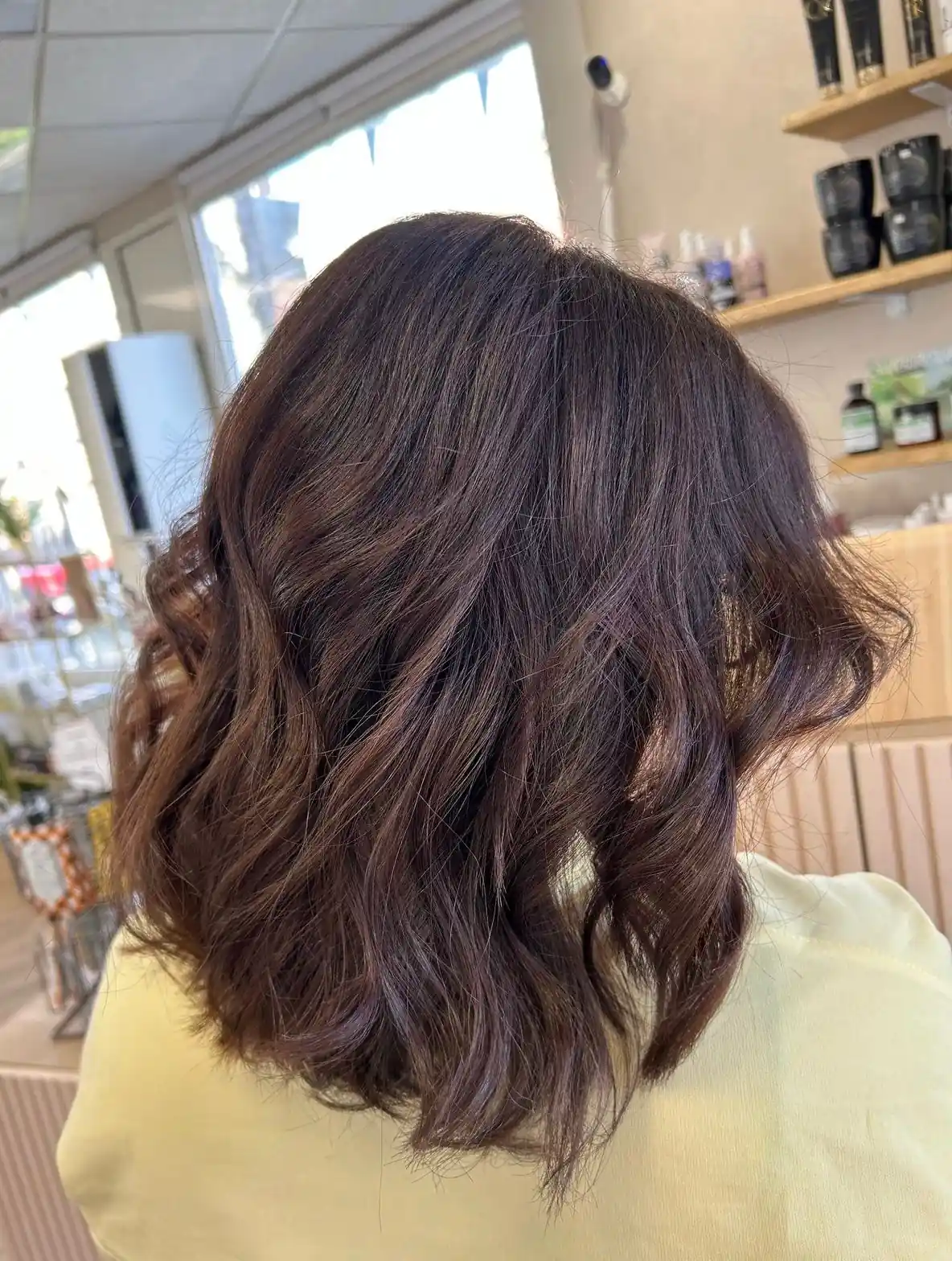 Carré brun ondulé brillant