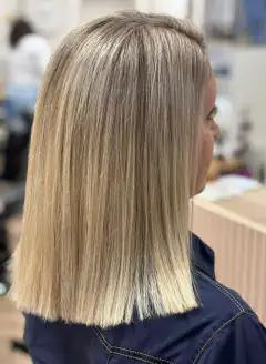 Carré long blond polaire lissé aux reflets nacrés
