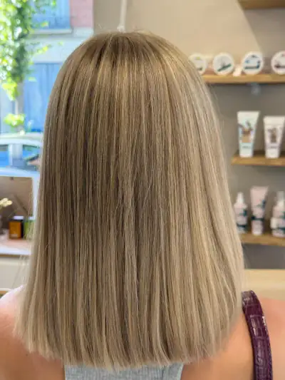 Carré plongeant blond mèches lisse
