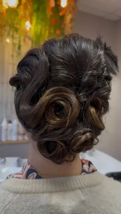 Chignon torsadé mèches caramel coiffure soirée