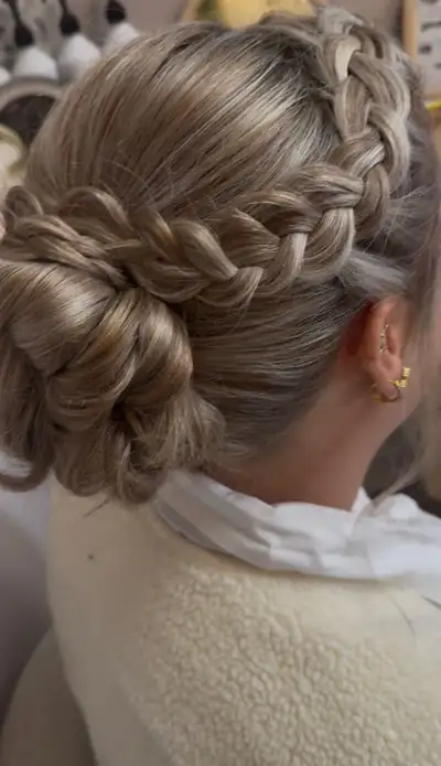 Chignon tressé blond cendré updo cérémonie