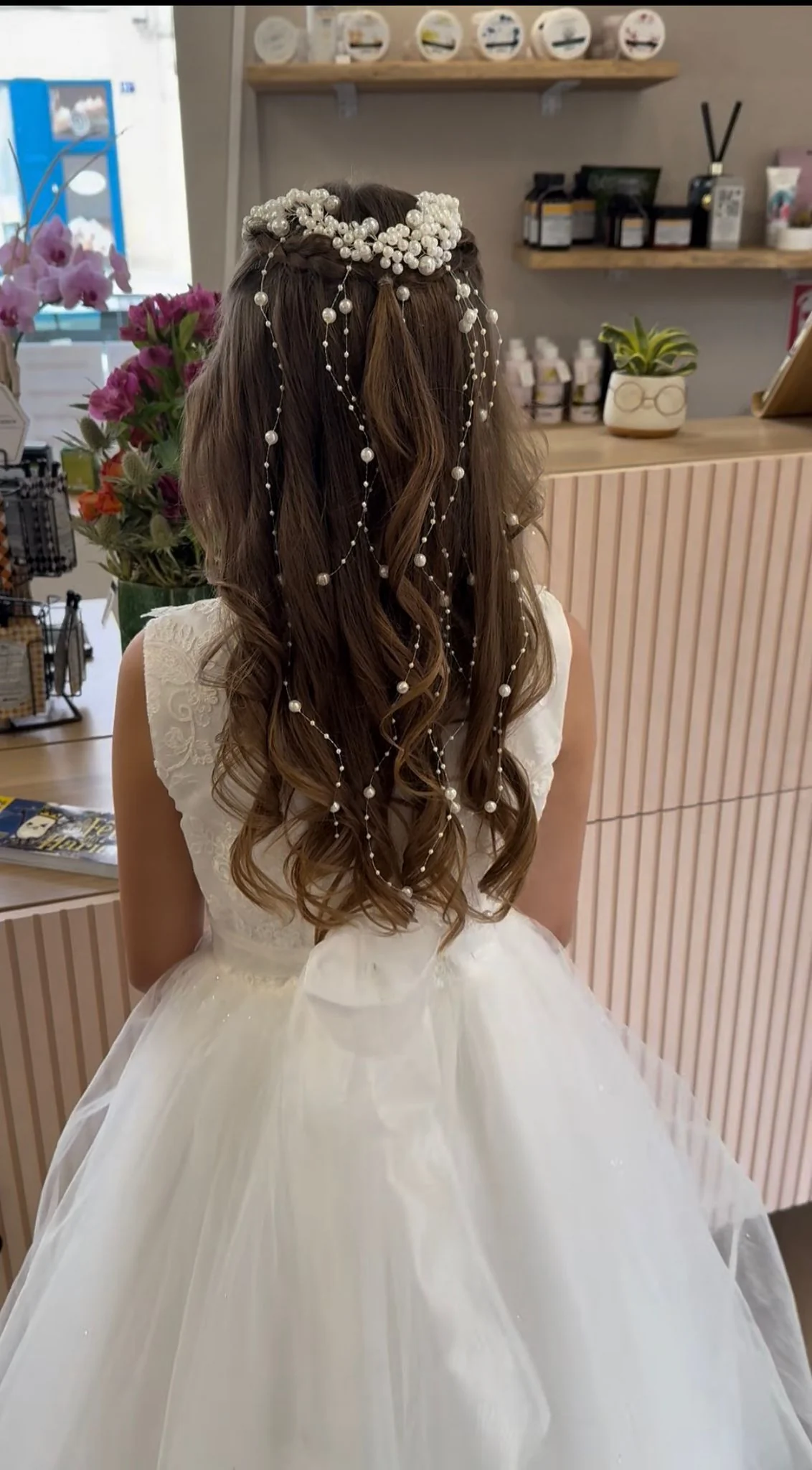 Coiffure communion enfant ondulations perles