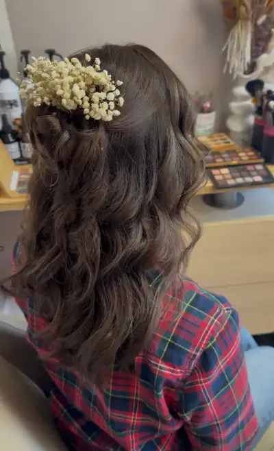 Coiffure demi-chignon ondulé fleurs séchées