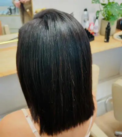 Coupe carré plongeant cheveux noirs lisses