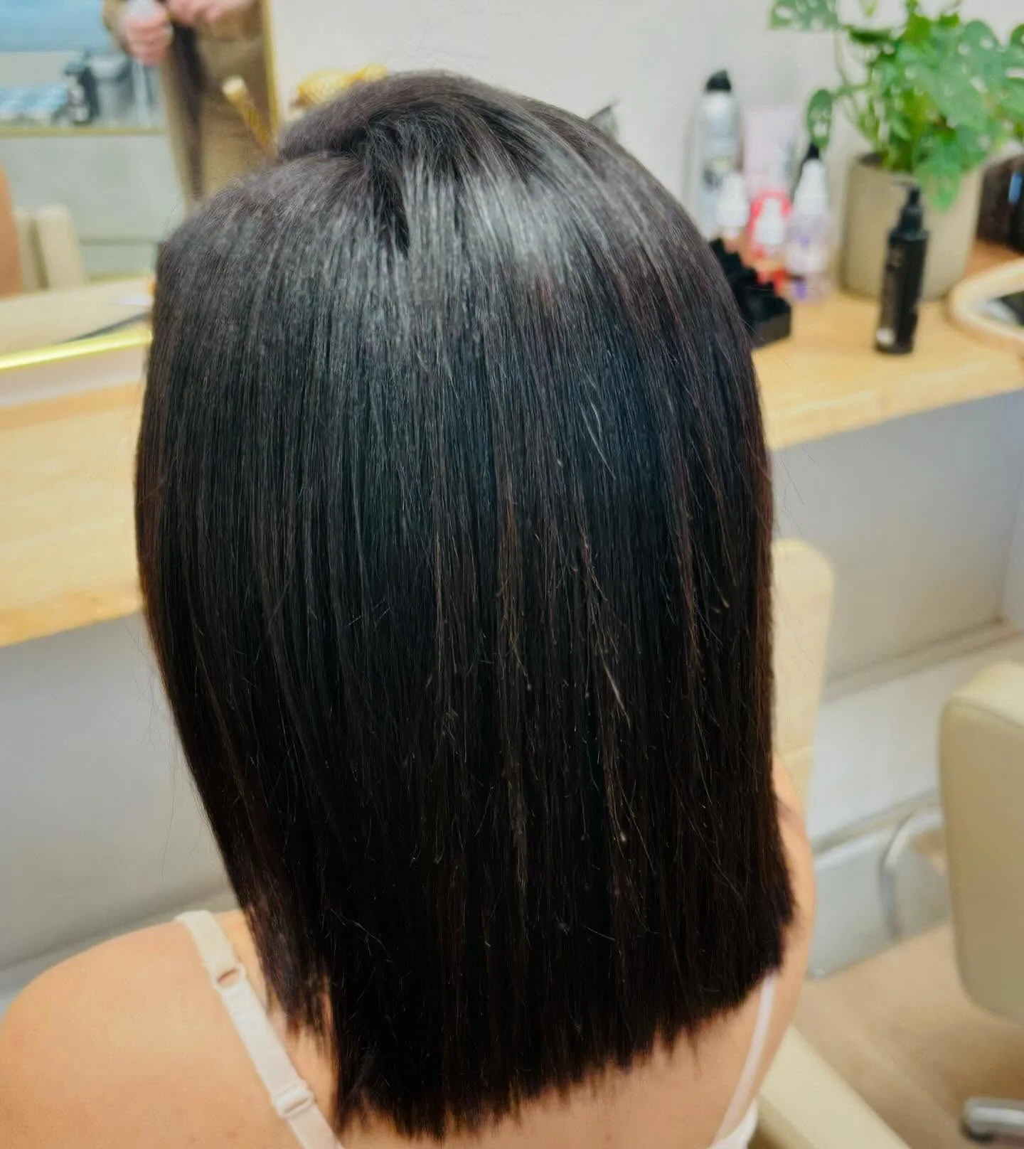 Coupe carré plongeant cheveux noirs lisses