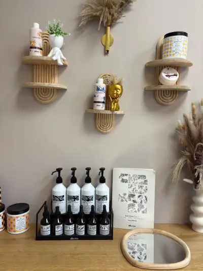 Étagères de produits capillaires Davines du salon