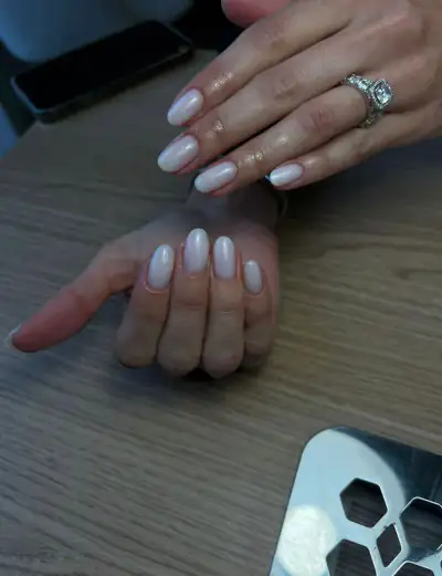 Manucure ongles longs ovales nude nacré réalisée à Soissons