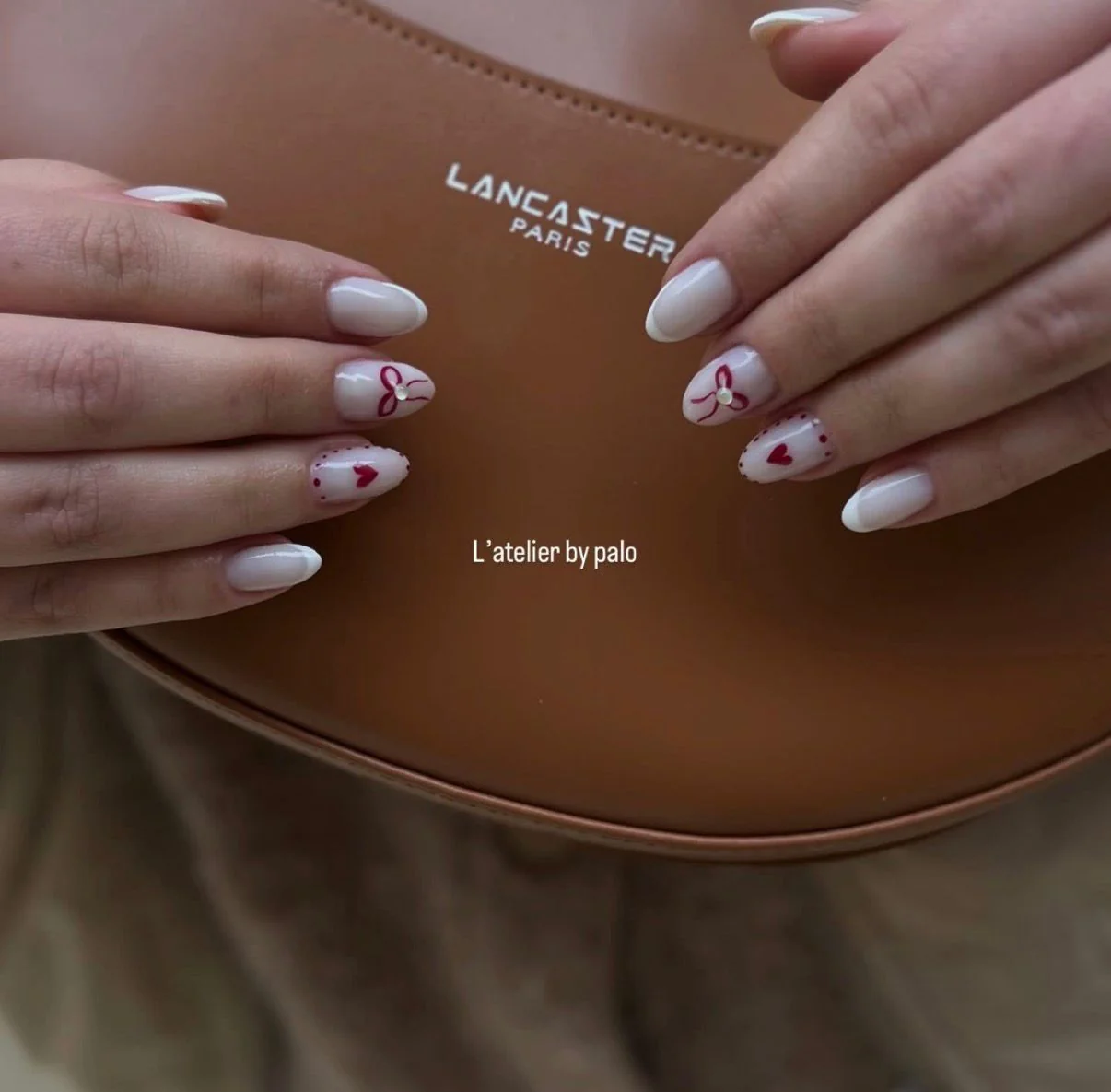 Nail art ongles blancs cœurs rouges nœuds