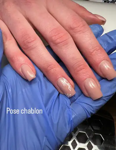 Pose chablon ongles nude, prothésiste ongulaire Soissons