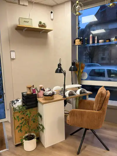 Poste de manucure du bar à ongles à Soissons