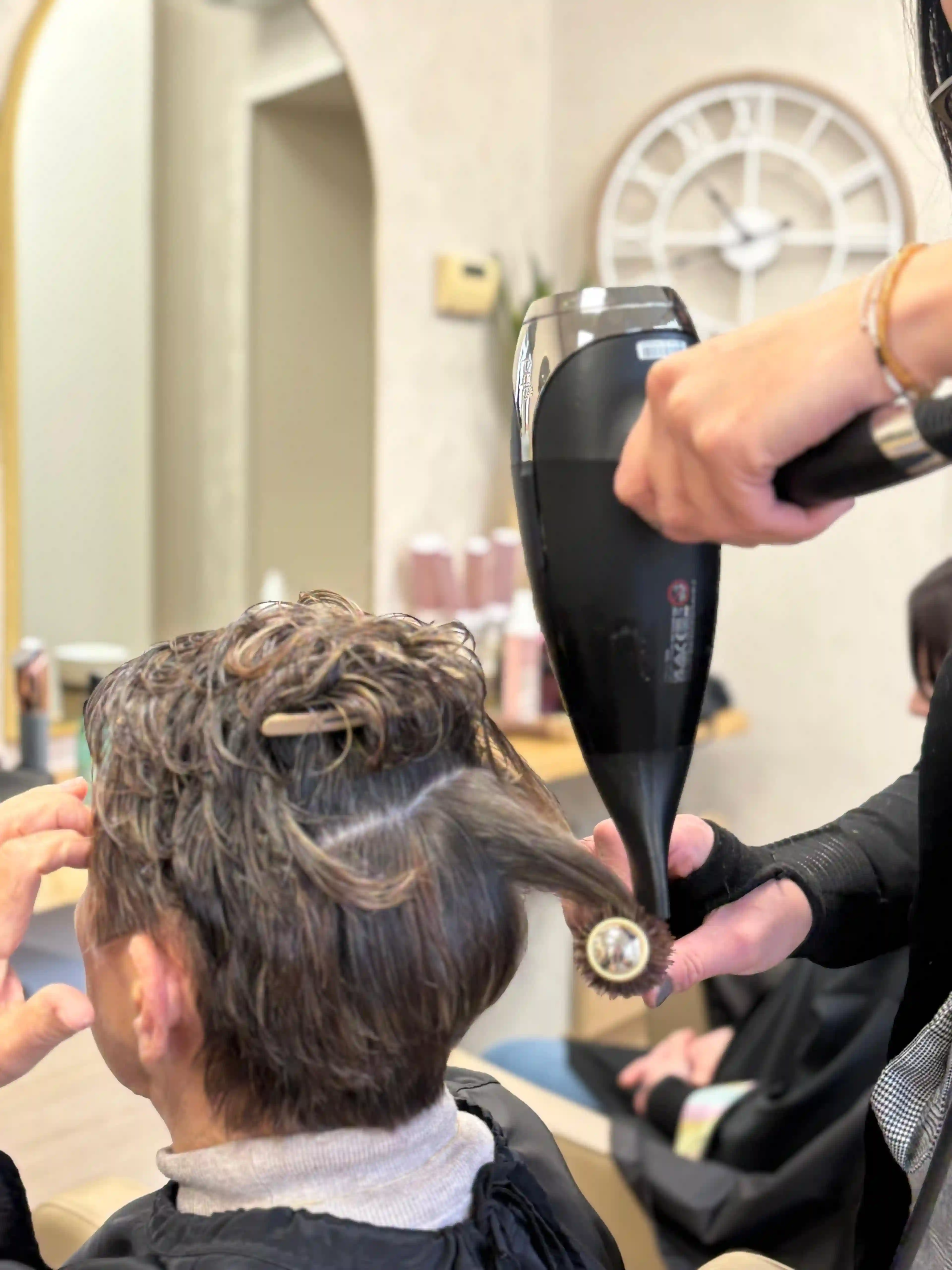 Séchage diffuseur cheveux courts frisés